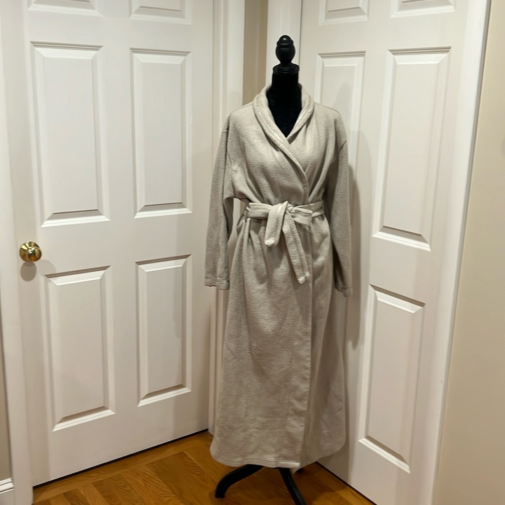 Victoria’s Secret, women’s, tan, size M, bathrobe w/ pockets. No rips/stains.